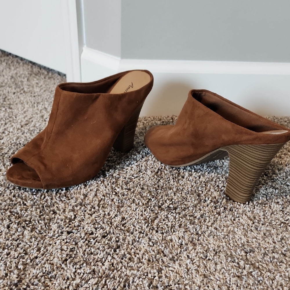 American Eagle Outfitters Tan Peep-Toe Mules